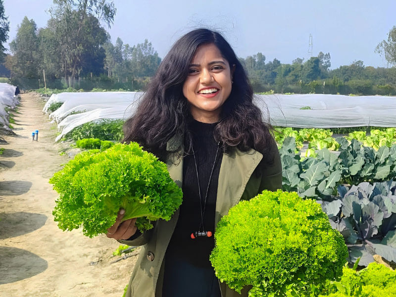 Meet Lucknow’s Anushka Jaiswal — The Young Woman Who Earns More Than Corporate CEOs Through Smart Farming!