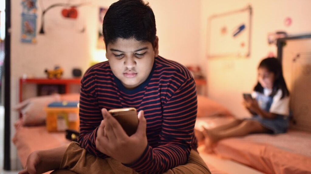 “Digital Blindness?” Experts Reveal the Hidden Eye Damage Caused by Scrolling Reels
