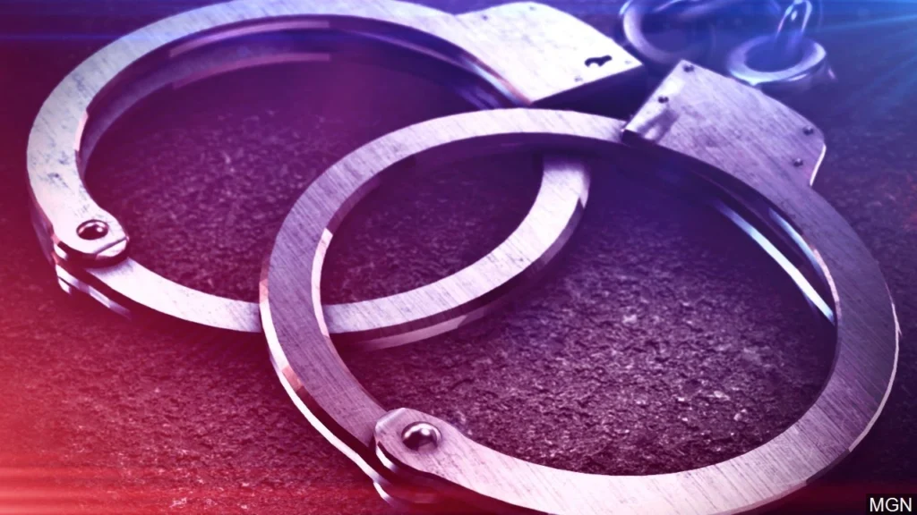 झांसी में ₹24.90 लाख लूटकांड का खुलासा, ऑनलाइन सट्टे में नुकसान के बाद रची गई कथित साजिश; दो पुलिसकर्मियों समेत छह गिरफ्तार