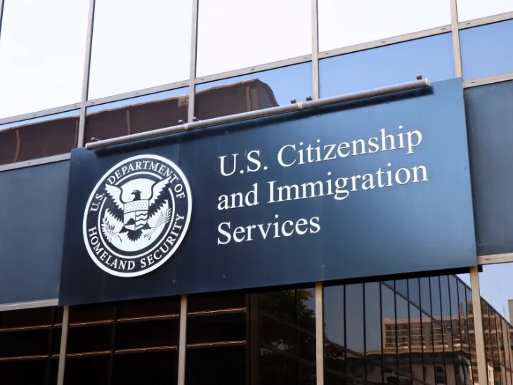 अमेरिका में नागरिकता आवेदनों का बैकलॉग 7.42 लाख के पार, USCIS ने हर 100 नए मामलों में 48 ही निपटाए
